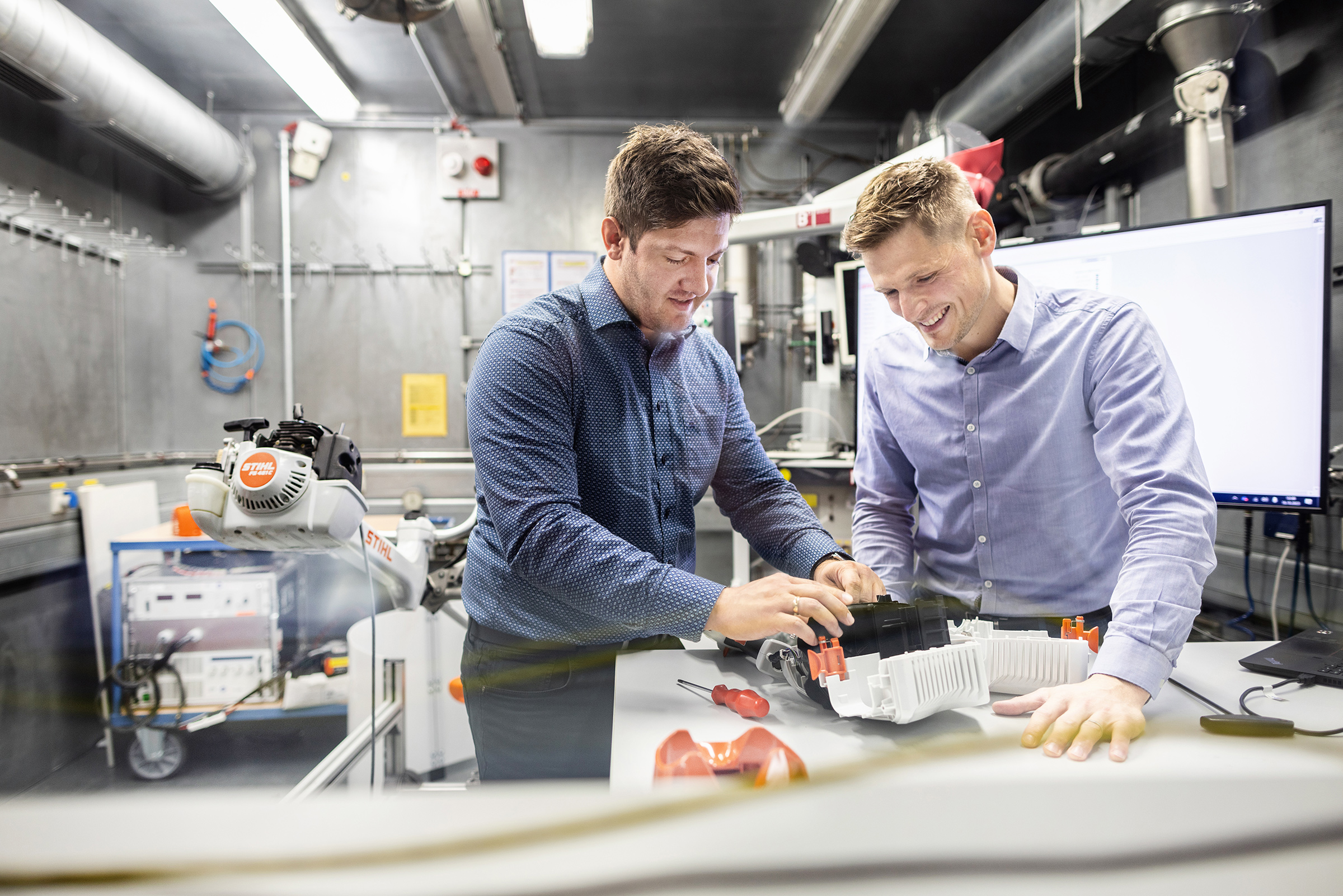 Ces deux développeurs testent en profondeur des produits thermiques et à batterie dans une cabine d’essai du D2 à Waiblingen.