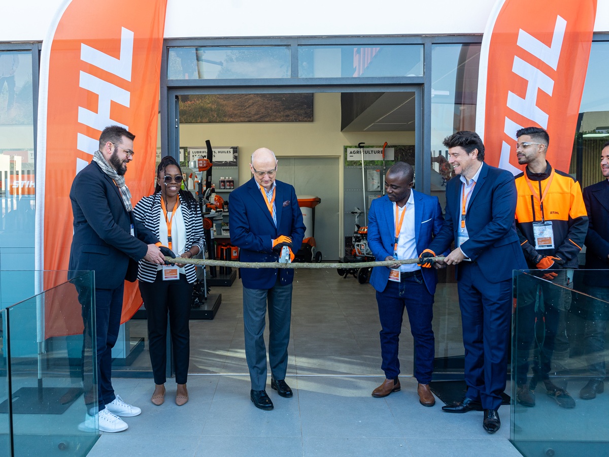 Nikolas Stihl a symboliquement inauguré les deux plus récentes entreprises STIHL en Afrique en coupant une branche.